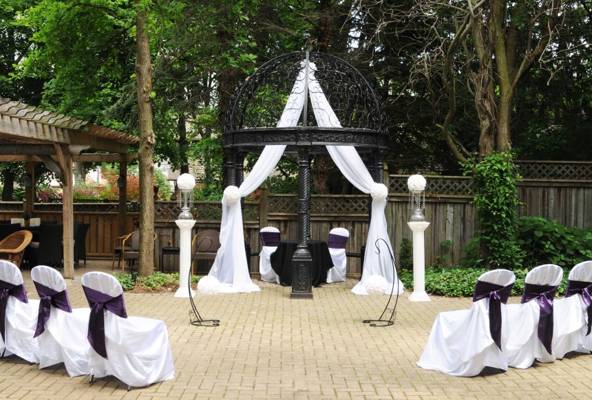 Wedding photographers London Ontario. Columbia Photos is wedding photography based in London Ontario. Owner and pro photographer is Phil Vanderpost.