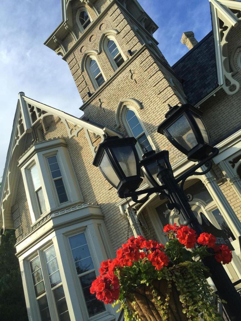 Wedding photographers London Ontario. Columbia Photos is wedding photography based in London Ontario. Owner and pro photographer is Phil Vanderpost.