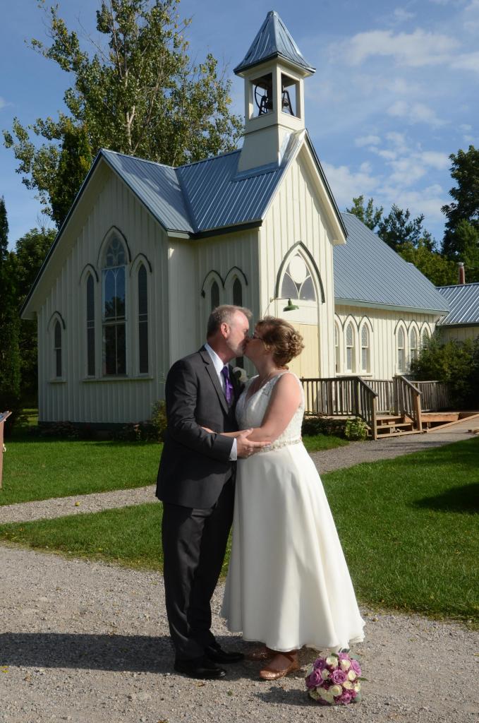 Wedding photography London Ontario. Great country wedding photos by Columbia Photos.
