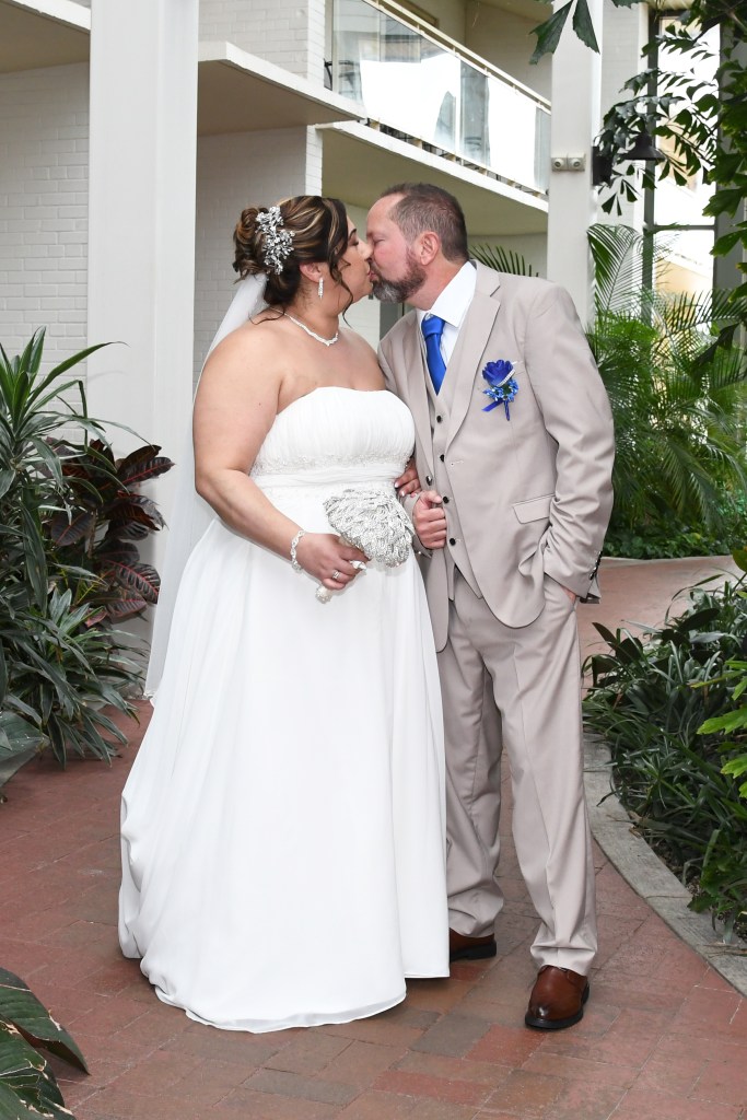 Beautiful wedding at Best Western Lamplighter Inn by Columbia Photos