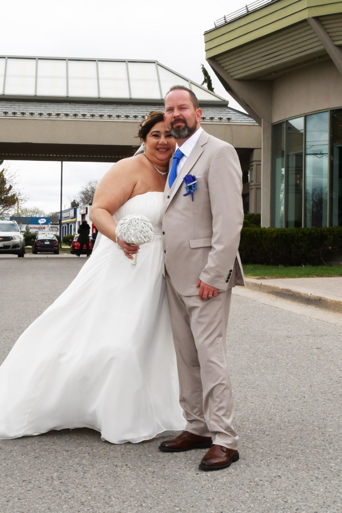 Beautiful wedding at Best Western Lamplighter Inn by Columbia Photos