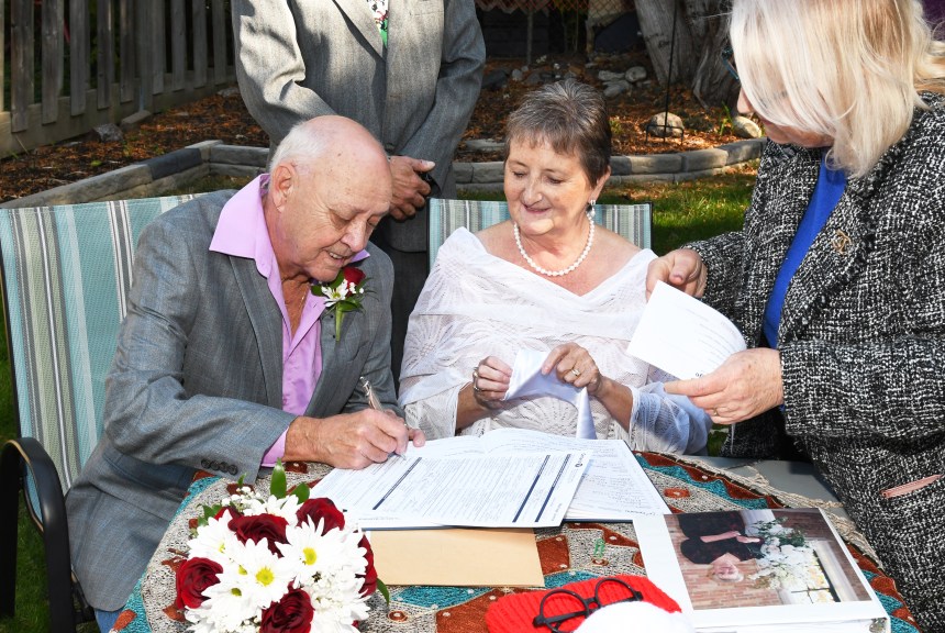 Beautiful wedding at Kiwanis Park by Columbia Photos of London Ontario